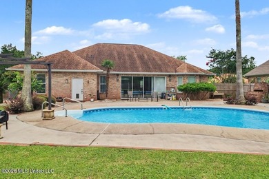 Beautiful home in the desirable Riverwalk Subdivision featuring - photo 8