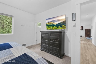 Your Priest Lake getaway awaits! Built just six years ago, this - photo 19