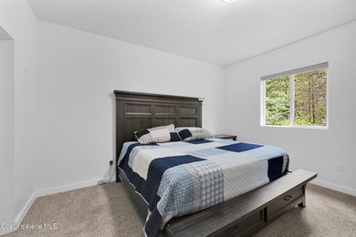 Your Priest Lake getaway awaits! Built just six years ago, this - photo 21