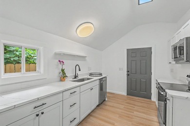 Fully renovated Charleston Cottage. Close to everything in - photo 16