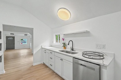 Fully renovated Charleston Cottage. Close to everything in - photo 17