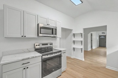 Fully renovated Charleston Cottage. Close to everything in - photo 18