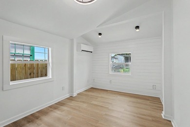 Fully renovated Charleston Cottage. Close to everything in - photo 20