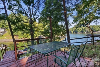 Summer on Lake Wylie is living the dream life! Watch the - photo 7