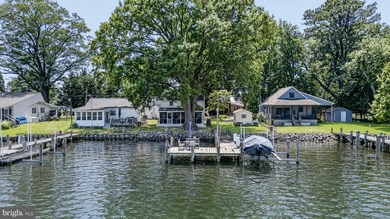 Welcome to your own waterfront escape! This beautifully - photo 2