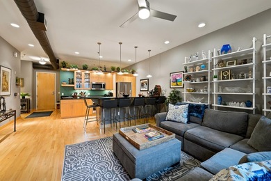 This beautiful 4th Ward condo has it all... two bedrooms + den - photo 11