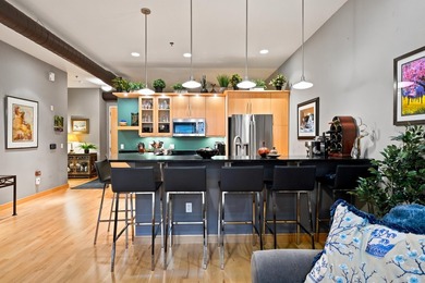 This beautiful 4th Ward condo has it all... two bedrooms + den - photo 12