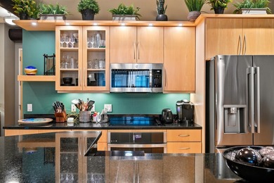 This beautiful 4th Ward condo has it all... two bedrooms + den - photo 13