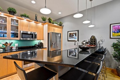 This beautiful 4th Ward condo has it all... two bedrooms + den - photo 14