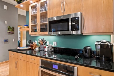 This beautiful 4th Ward condo has it all... two bedrooms + den - photo 15