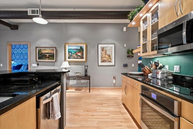 This beautiful 4th Ward condo has it all... two bedrooms + den - photo 16