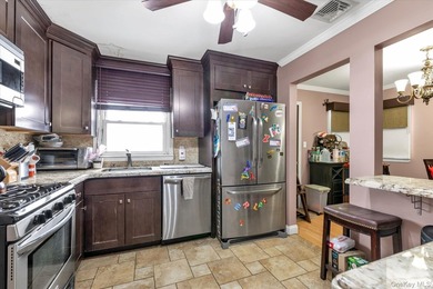 Welcome to this three-bedroom, two-bath split-level home - photo 7