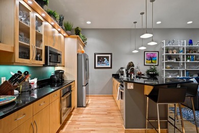 This beautiful 4th Ward condo has it all... two bedrooms + den - photo 17