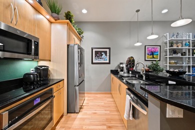 This beautiful 4th Ward condo has it all... two bedrooms + den - photo 18