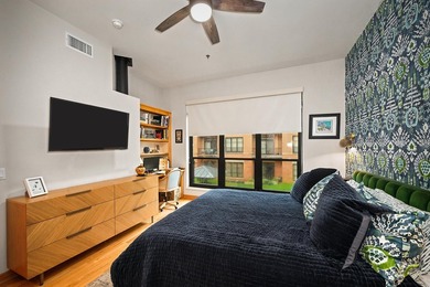 This beautiful 4th Ward condo has it all... two bedrooms + den - photo 20