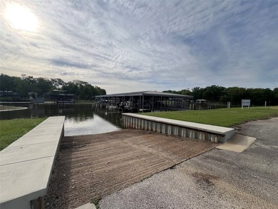 Convenient 1+ acre lot with steel structure that can serve many - photo 2