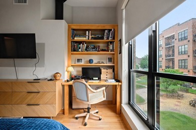 This beautiful 4th Ward condo has it all... two bedrooms + den - photo 22