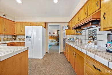 Welcome to a well-loved Bakersfield Country Club area home - photo 25