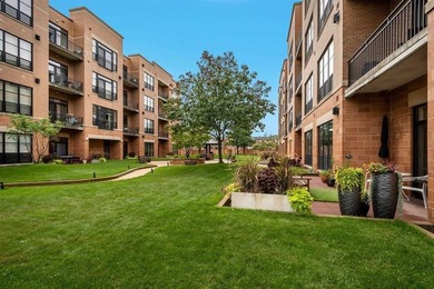This beautiful 4th Ward condo has it all... two bedrooms + den - photo 33