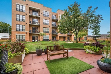 This beautiful 4th Ward condo has it all... two bedrooms + den - photo 34