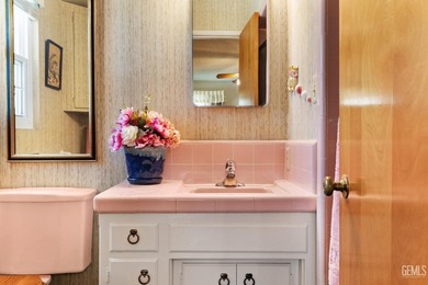 Welcome to a well-loved Bakersfield Country Club area home - photo 36