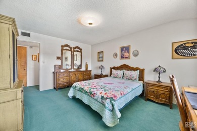 Welcome to a well-loved Bakersfield Country Club area home - photo 38