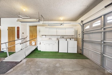 Welcome to a well-loved Bakersfield Country Club area home - photo 53