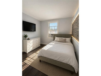 Second-floor 2-bedroom, 1-bath condo located in Newport's - photo 13