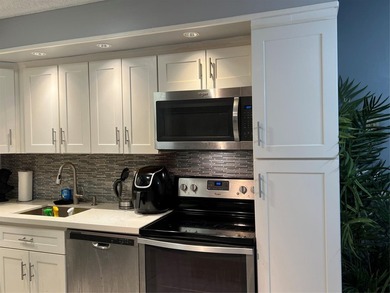 THIS COMFORTABLE 2 BEDROOM 2 BATHROOM HOME HAS A TASTEFULLY - photo 2