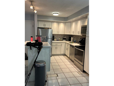 THIS COMFORTABLE 2 BEDROOM 2 BATHROOM HOME HAS A TASTEFULLY - photo 4