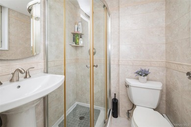 Beautifully maintained and move in ready. 2 bedroom, 2 full bath - photo 13