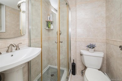 Beautifully maintained and move in ready. 2 bedroom, 2 full bath - photo 15
