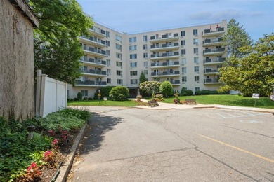 Beautifully maintained and move in ready. 2 bedroom, 2 full bath - photo 23