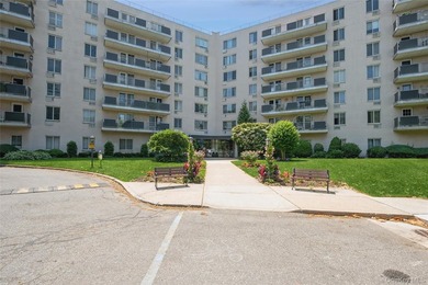 Beautifully maintained and move in ready. 2 bedroom, 2 full bath - photo 24