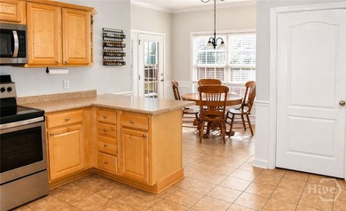 Welcome to 140 Colonial Drive! This beautifully maintained 4 - photo 7