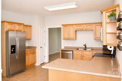 Welcome to 140 Colonial Drive! This beautifully maintained 4 - photo 8
