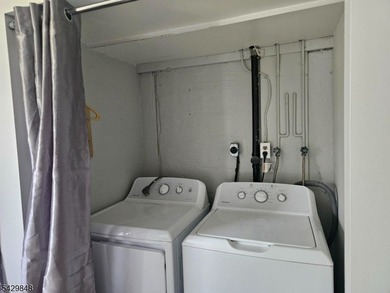 Welcome to your dream lake retreat! This charming three-bedroom - photo 11