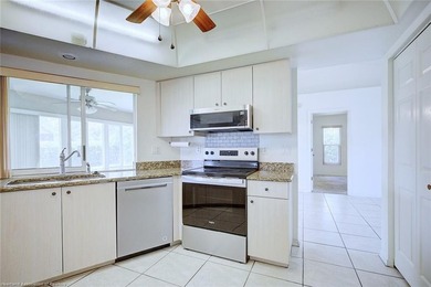 Welcome home to this well-maintained 2 bedroom, 2 bathroom - photo 11
