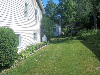 Welcome to your dream lake retreat! This charming three-bedroom - photo 16