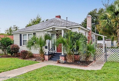 Adorable cozy bungalow in the heart of Biloxi. It's steps away - photo 2