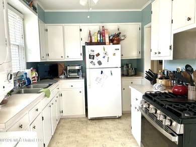 Adorable cozy bungalow in the heart of Biloxi. It's steps away - photo 10