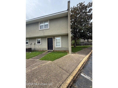 Investment opportunity or future owner-occupant! This 3-bedroom - photo 2
