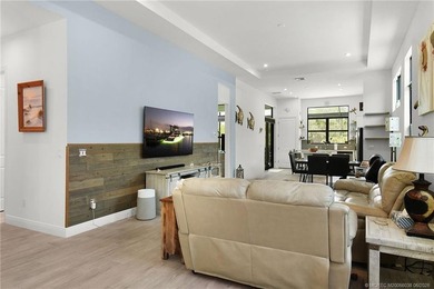 Pool, lake, cul-de-sac and all in a gated community. What more - photo 4
