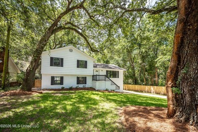 Stunning newly renovated white brick home in DOWNTOWN GOLF CART - photo 2