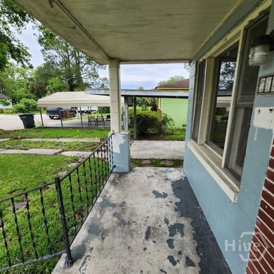 INVESTOR SPECIAL! Fantastic opportunity to own a 3-bedroom - photo 2