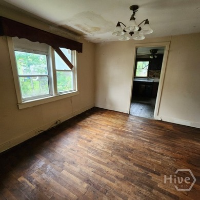 INVESTOR SPECIAL! Fantastic opportunity to own a 3-bedroom - photo 3