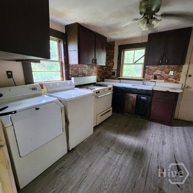 INVESTOR SPECIAL! Fantastic opportunity to own a 3-bedroom - photo 6