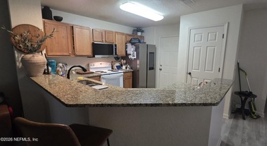 Three bedroom , 2 1/2 baths, two story townhome located near - photo 2