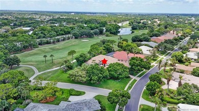 Courtyard estate home located on corner lot overlooking 10th - photo 2