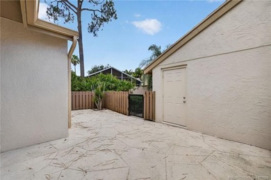 Beautifully updated villa in the centrally located community of - photo 4